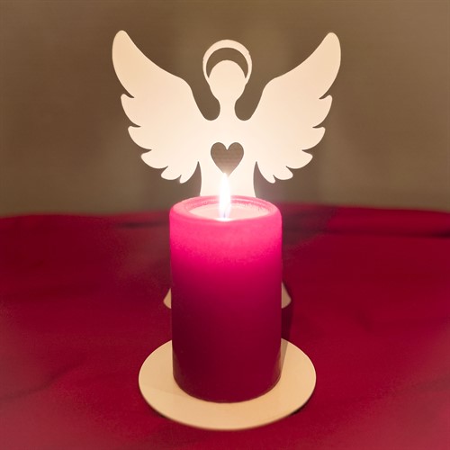 Rött blockljus framför ängel