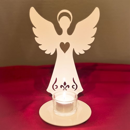 Ljus i glasbehållare framför ängel
